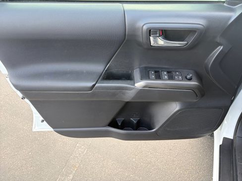 Used 2022 Toyota Tacoma TRD Off-Road AWD/4WD image 9