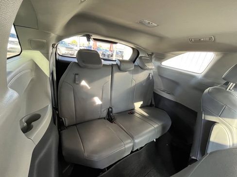 Used 2022 Toyota Sienna XLE image 35