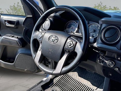 Used 2017 Toyota Tacoma TRD Sport w/ Tow Package (A/T) image 17