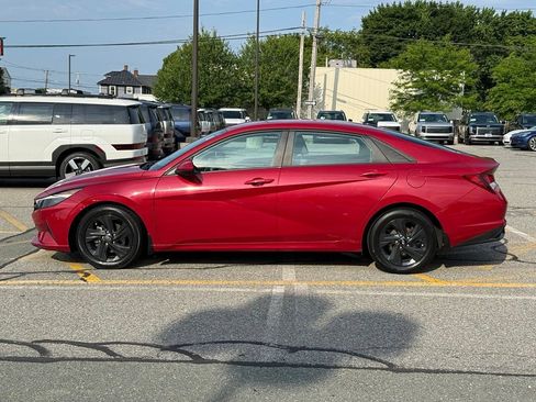 Used 2022 Hyundai Elantra SEL w/ Convenience Package FWD image 2