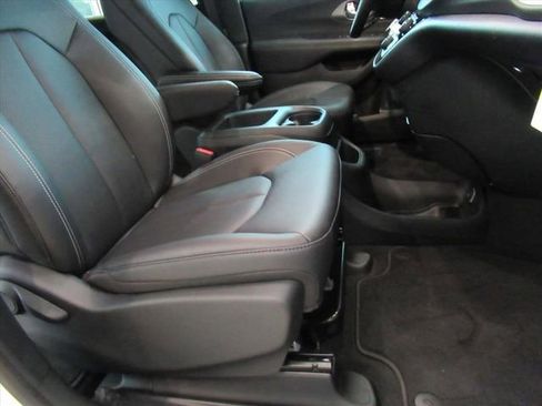 New 2026 Chrysler Voyager LX image 9