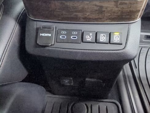 Used 2026 Toyota Sienna Platinum AWD/4WD image 32