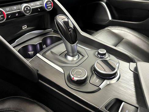 Used 2018 Alfa Romeo Giulia AWD image 23