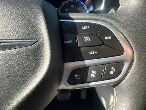 Certified 2024 Chrysler Pacifica Touring-L FWD image 13