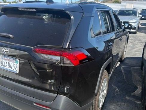 Used 2020 Toyota RAV4 LE FWD image 3