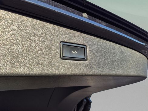 Used 2018 Volkswagen Tiguan SEL AWD/4WD image 12