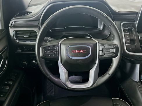 Used 2024 GMC Yukon XL SLT image 18