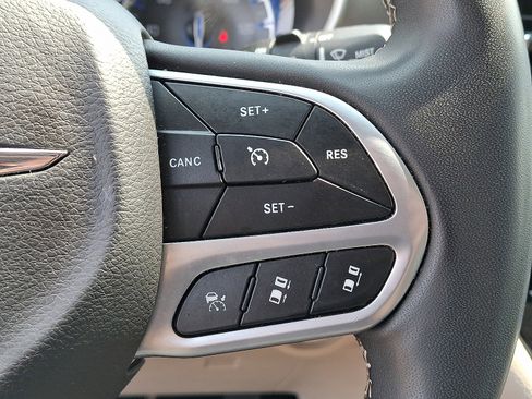 Used 2022 Chrysler Pacifica Touring-L image 21