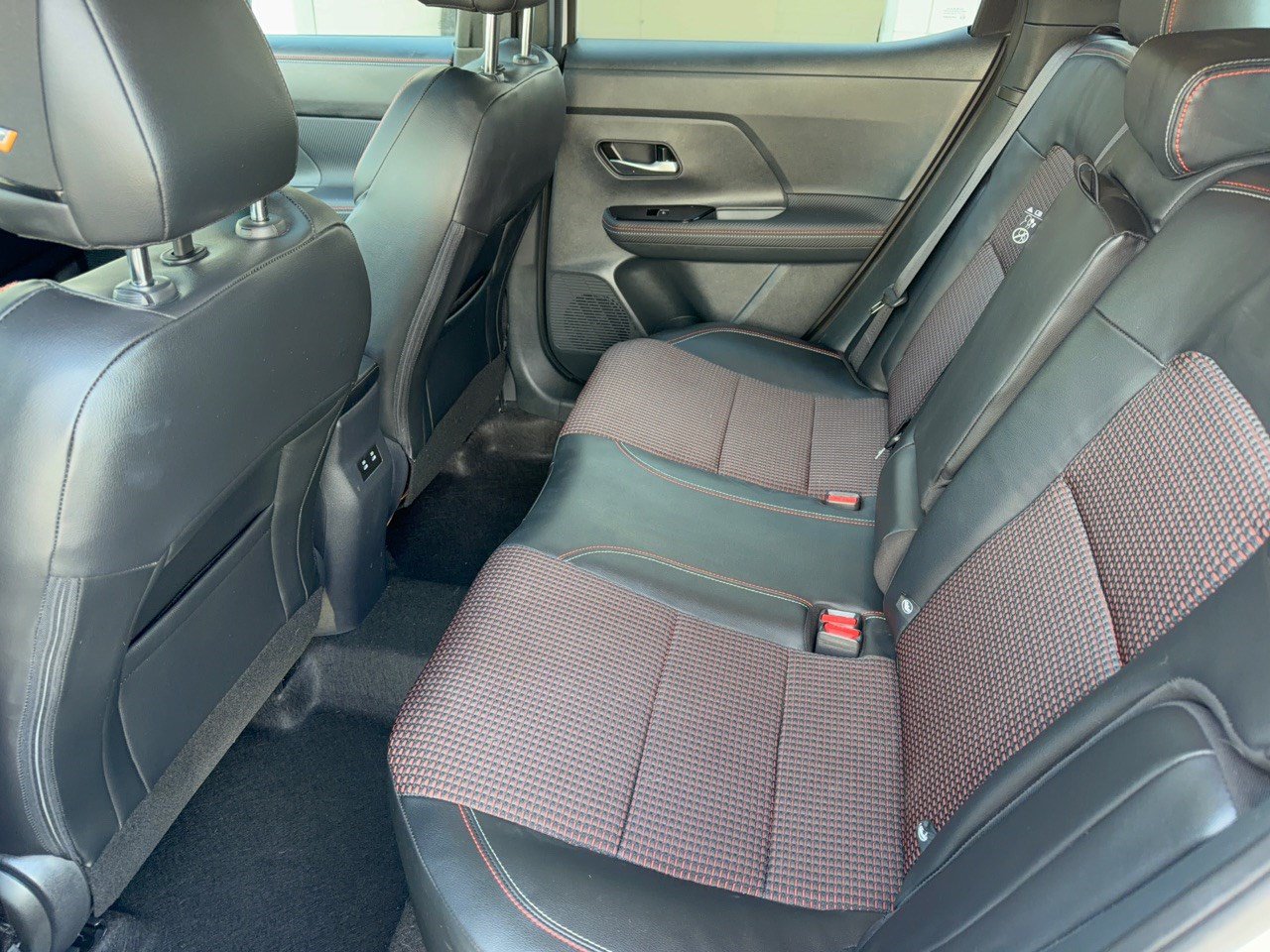 Used 2025 Nissan Kicks SR w/ SR Premium Package FWD image 25