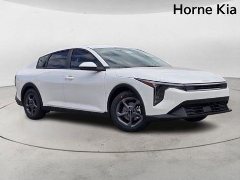 New 2025 Kia K4 LXS image 2