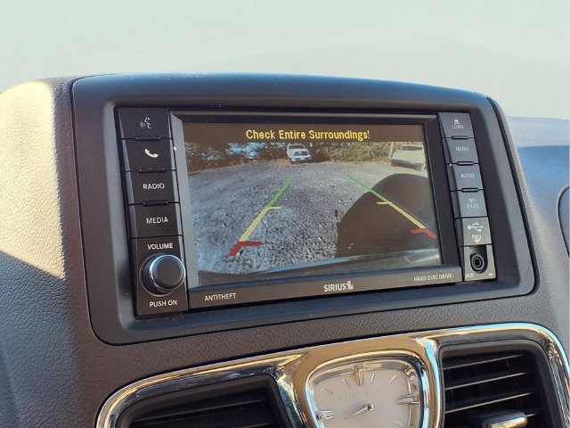 Used 2016 Chrysler Town & Country Touring FWD image 7