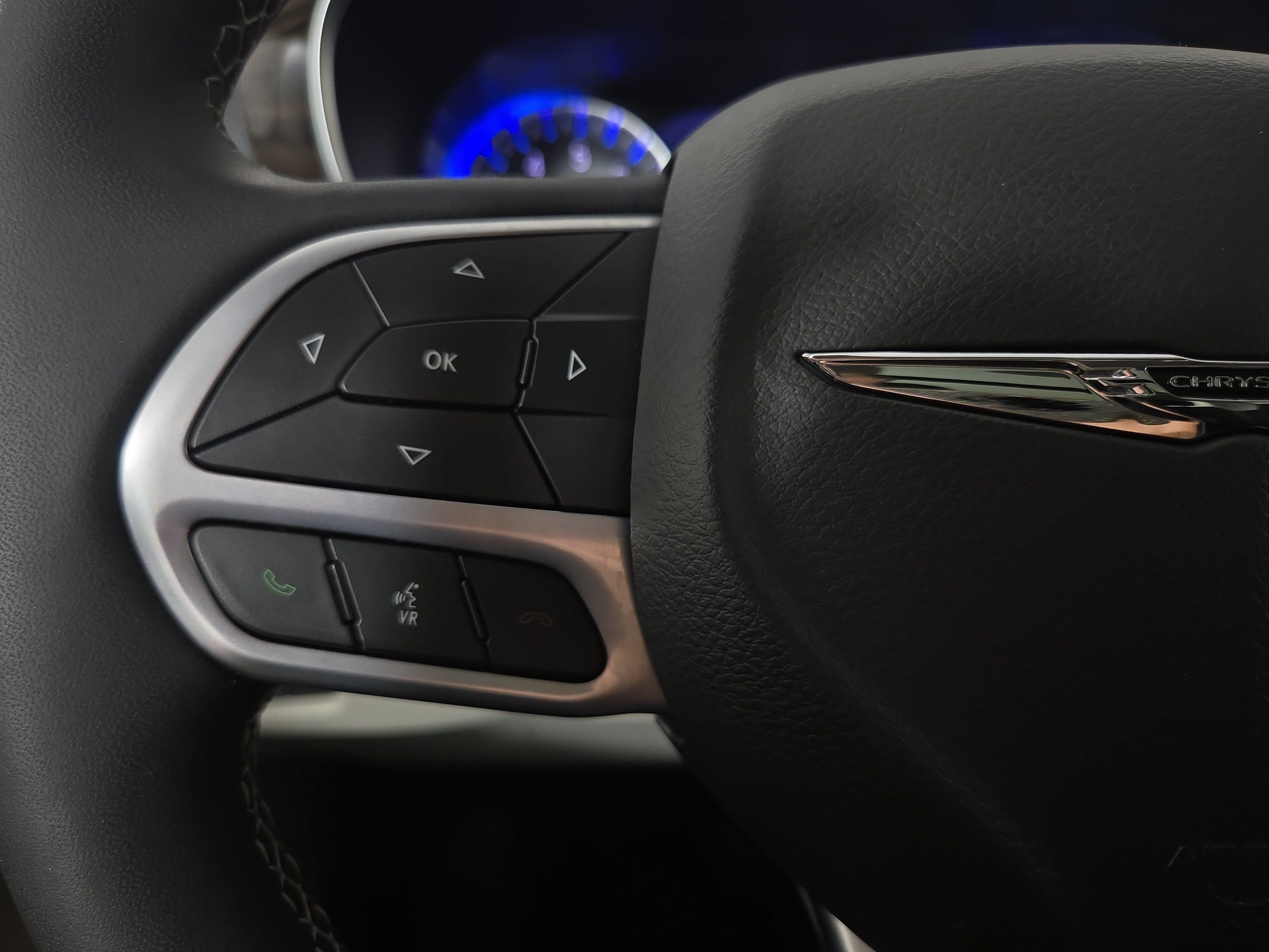 Used 2024 Chrysler Pacifica Limited FWD image 16