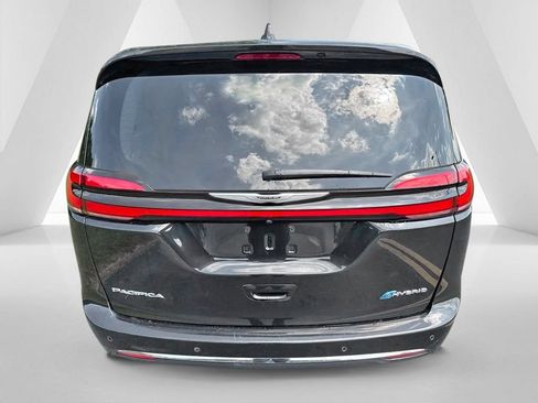 Used 2023 Chrysler Pacifica Touring-L FWD image 6