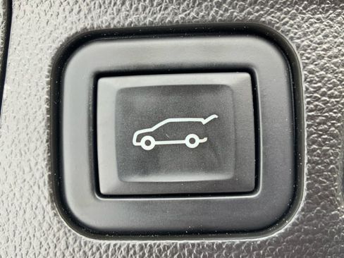 Used 2023 GMC Acadia SLE w/ Driver Convenience Package image 32