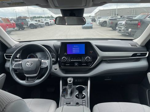 Used 2024 Toyota Highlander LE AWD/4WD image 15