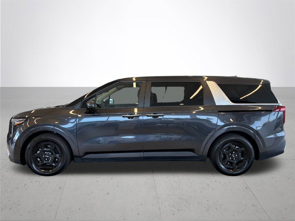 Used 2025 Kia Carnival FWD image 11