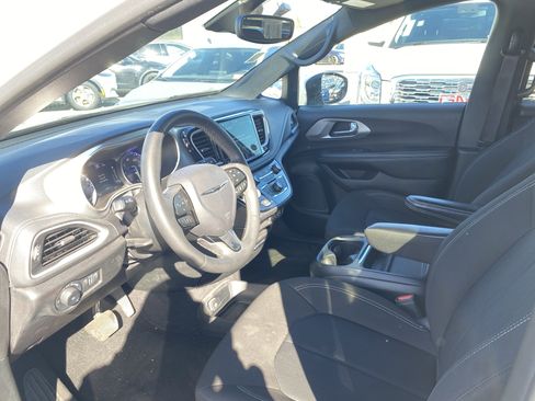 Used 2023 Chrysler Pacifica Touring image 11