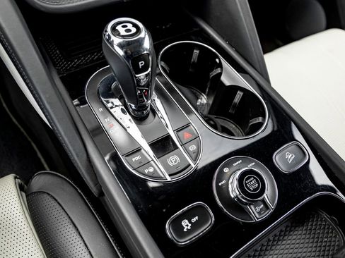 Used 2022 Bentley Bentayga AWD/4WD image 23