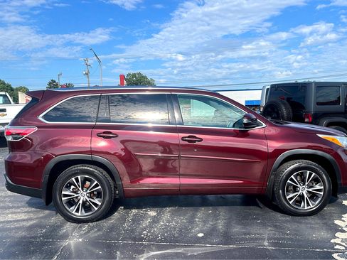 Used 2016 Toyota Highlander XLE image 2