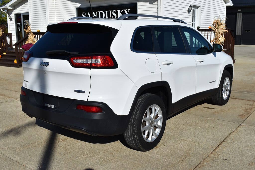 Used 2018 Jeep Cherokee Latitude Plus w/ Cold Weather Group AWD/4WD image 4