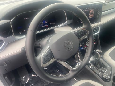 Used 2025 Volkswagen Taos SE image 28