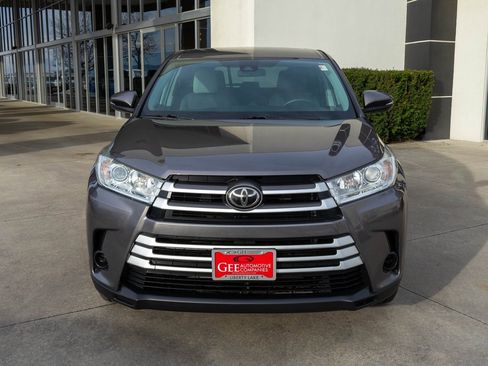 Used 2019 Toyota Highlander LE image 2