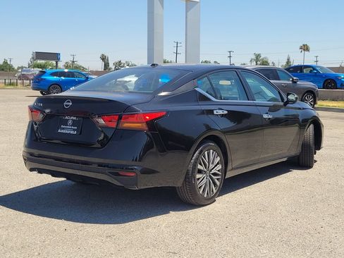 Used 2025 Nissan Altima 2.5 SV FWD image 6