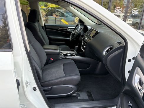 Used 2018 Nissan Pathfinder SV image 24