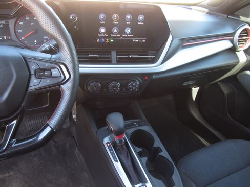 Used 2025 Chevrolet Trax RS w/ Sunroof Package image 18