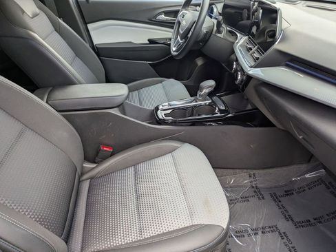 Used 2025 Chevrolet Trax LT w/ LT Convenience Package image 29