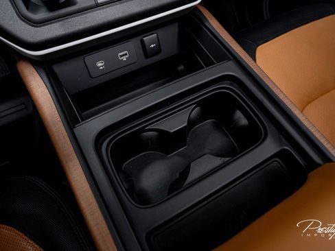 Used 2024 Land Rover Defender 130 X-Dynamic SE image 28