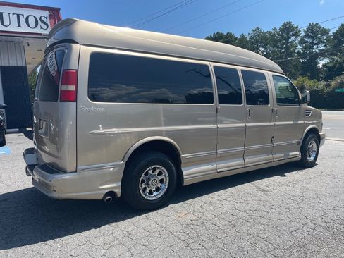 Used 2011 Chevrolet Express 2500 Extended RWD image 9