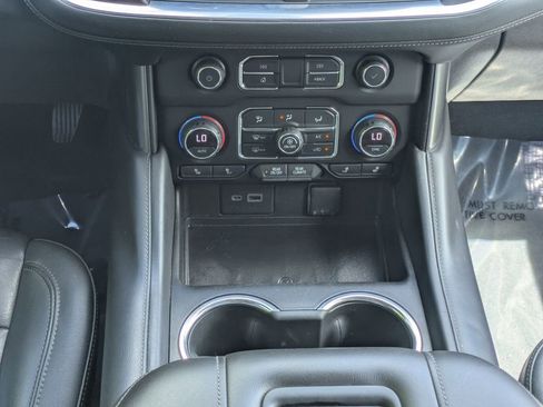 Used 2021 Chevrolet Tahoe Z71 w/ Luxury Package AWD/4WD image 19