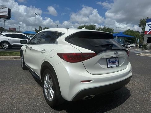 Used 2018 INFINITI QX30 FWD image 3
