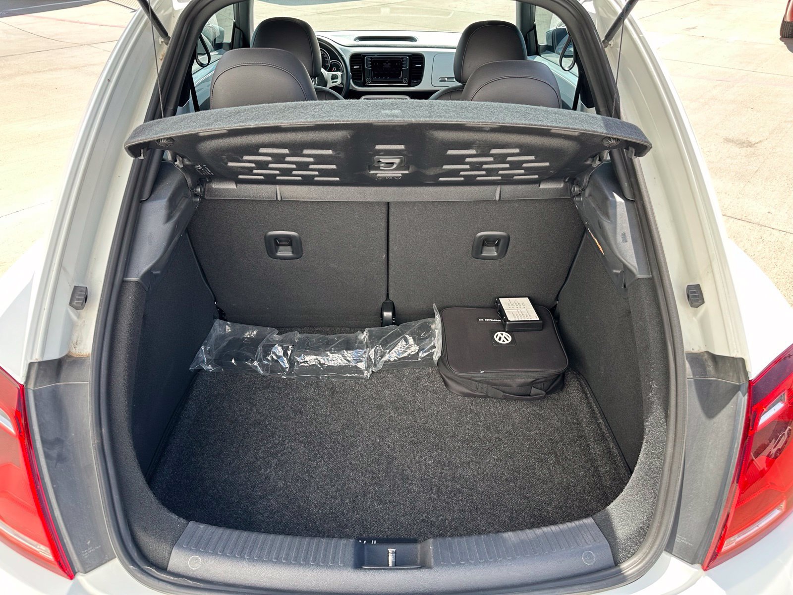 Used 2018 Volkswagen Beetle 2.0T SE FWD image 17