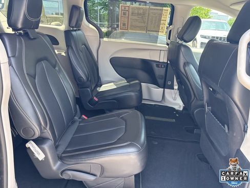 Used 2024 Chrysler Pacifica Touring-L FWD image 35