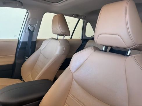 Used 2023 Toyota RAV4 XLE Premium image 12