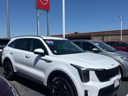 Used 2024 Kia Sorento S AWD/4WD image 2