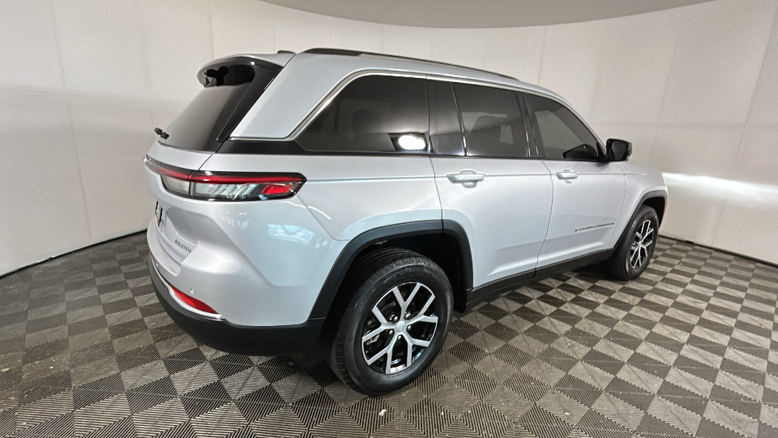 Used 2023 Jeep Grand Cherokee Limited w/ Luxury Tech Group II RWD image 3