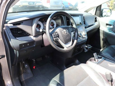 Certified 2017 Toyota Sienna SE Premium FWD image 10