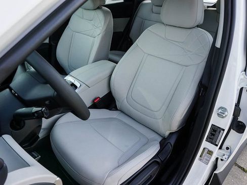 Certified 2025 Hyundai Tucson SE image 11