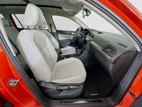Used 2018 Volkswagen Tiguan SE w/ Panoramic Sunroof Package image 31