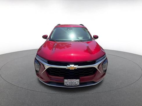 Used 2025 Chevrolet Trax LT FWD image 4