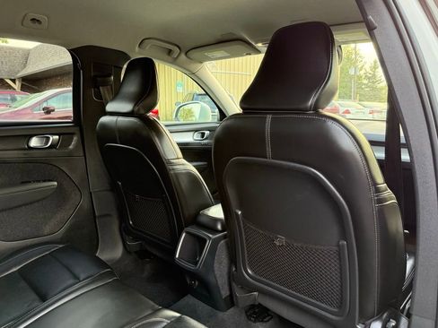 Used 2022 Volvo XC40 T4 Momentum image 21