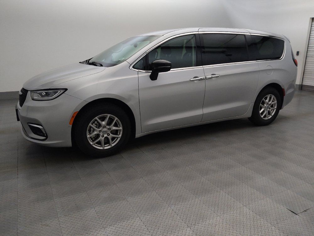 Used 2024 Chrysler Pacifica Touring-L FWD image 2
