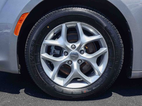 Used 2017 Chrysler Pacifica Touring-L w/ Tire & Wheel Group FWD image 18
