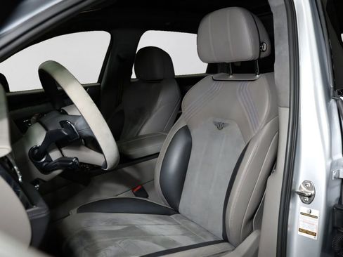 Used 2022 Bentley Bentayga image 41