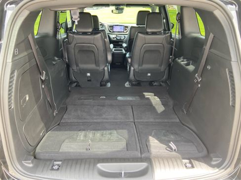 Used 2025 Chrysler Pacifica Select FWD image 8
