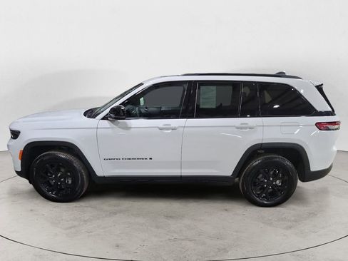 Used 2025 Jeep Grand Cherokee Altitude RWD image 2