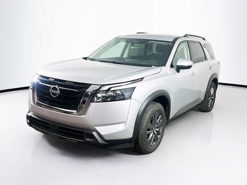 Used 2025 Nissan Pathfinder SV FWD image 3